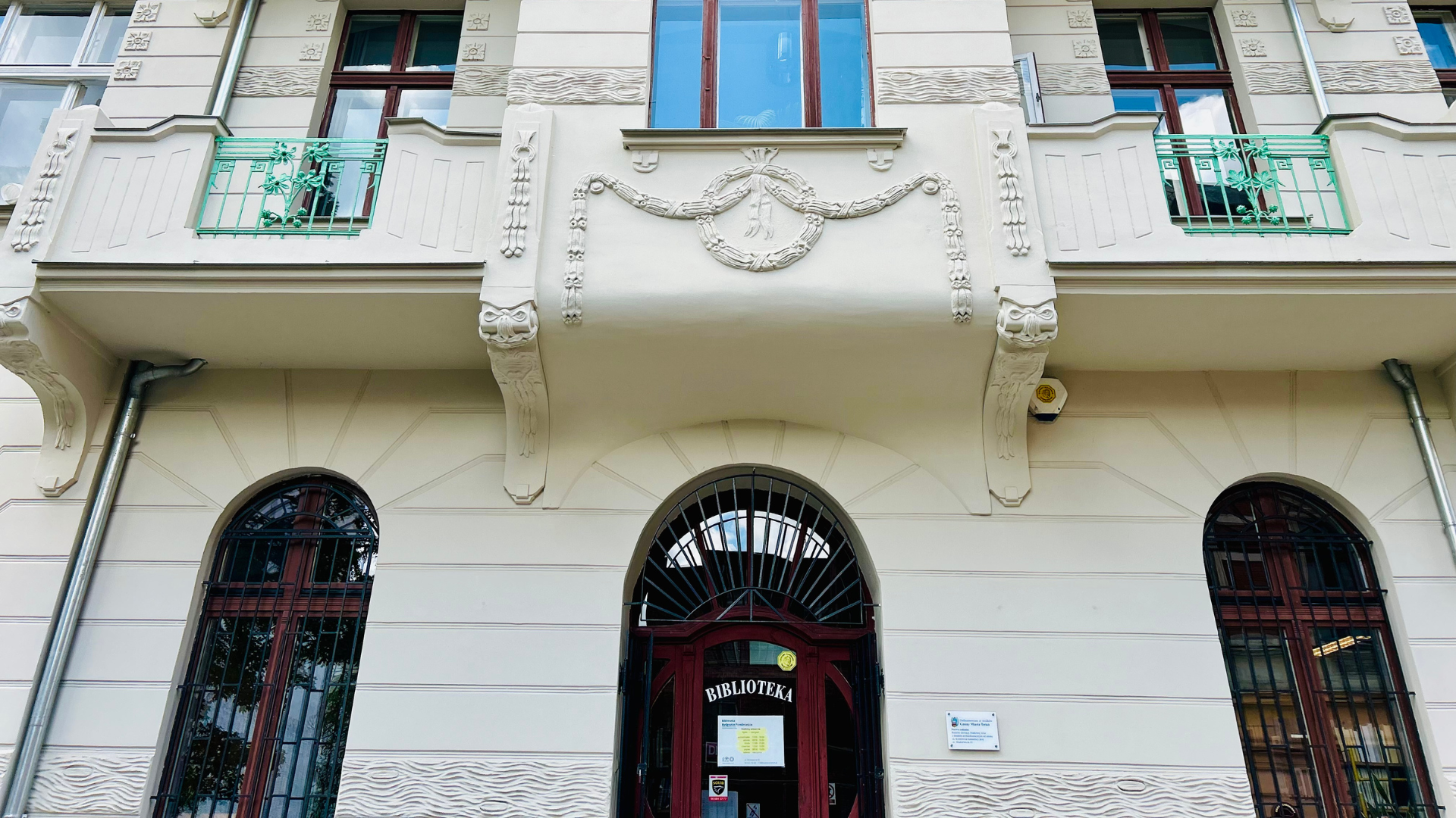 Fragmment odnowionej kamienicy XIX-wiecznej kamienicy, w której mieści się Biblioteka Bydgoskie Przedmieście. W środkowej części wejście z napisaem "biblioteka".